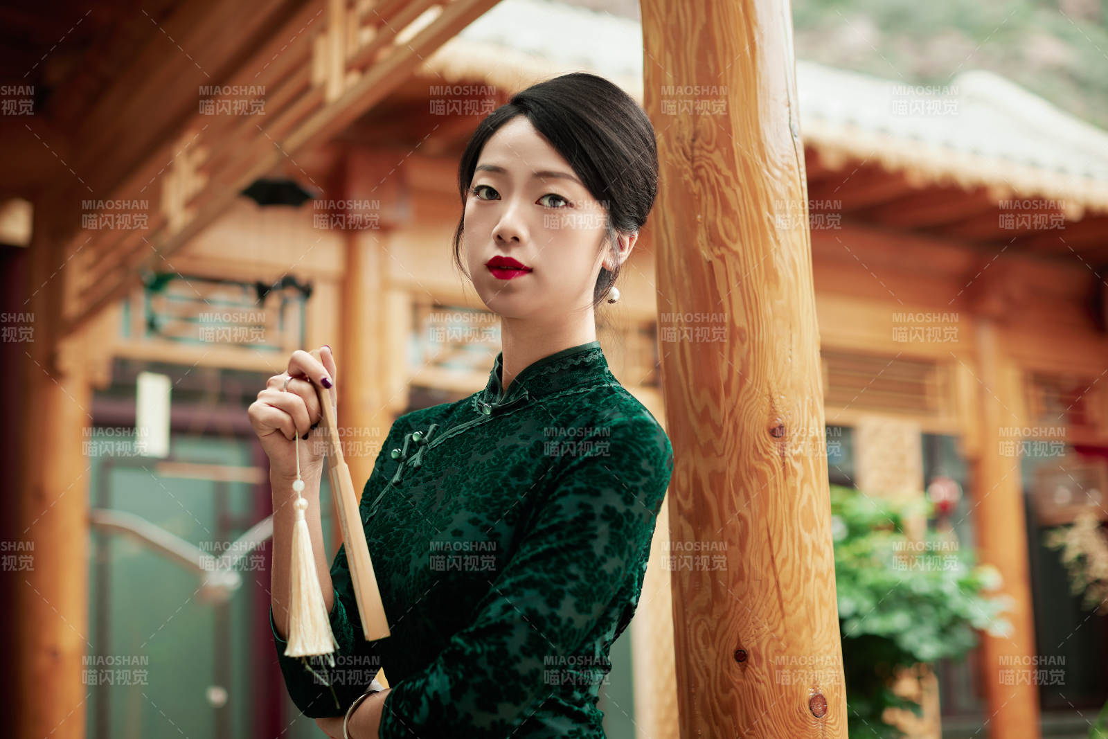 在中式庭院里身穿復古旗袍的亞洲女性