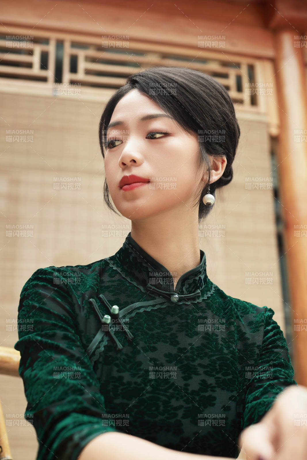 在中式庭院里身穿复古旗袍的亚洲女性