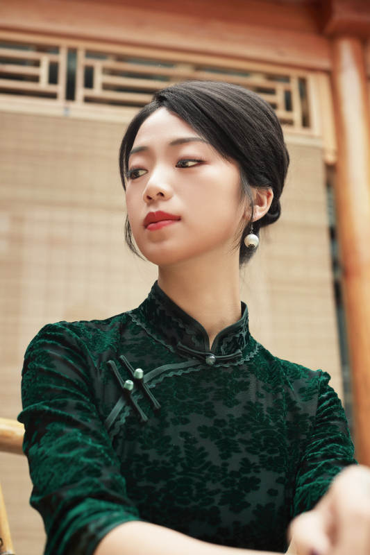 在中式庭院里身穿复古旗袍的亚洲女性