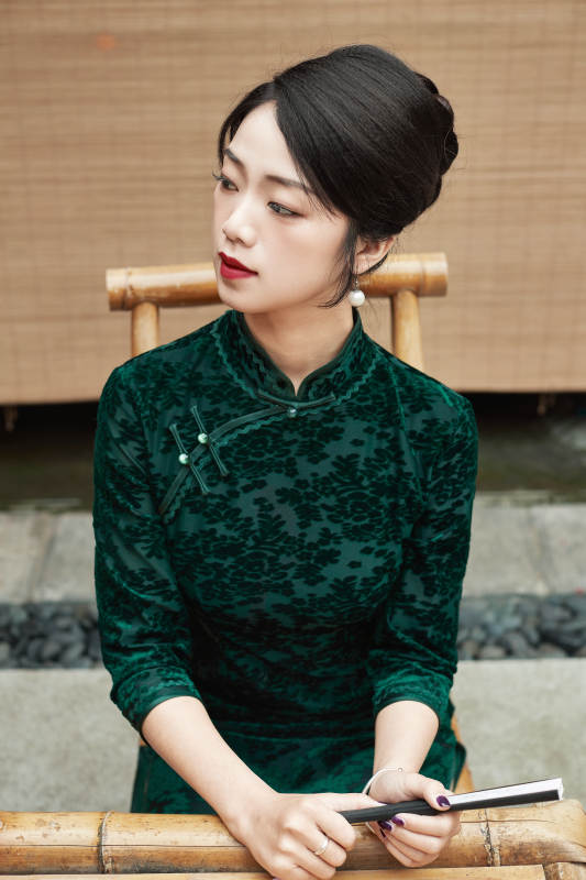 在中式庭院里身穿复古旗袍的亚洲女性