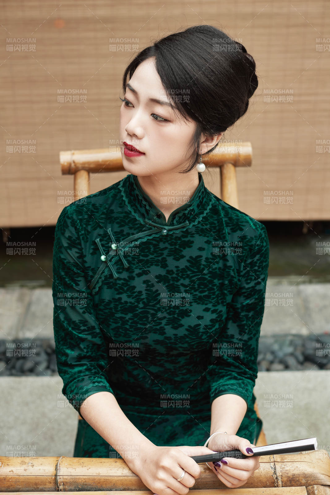 在中式庭院里身穿复古旗袍的亚洲女性