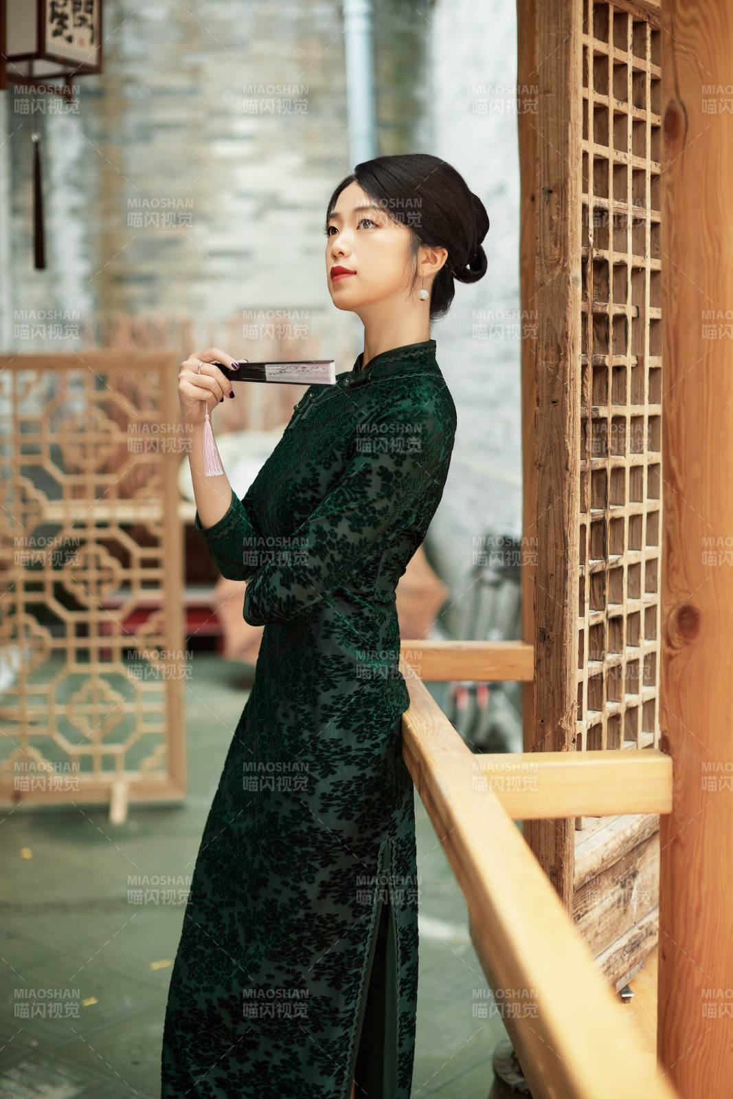 身穿旗袍在庭院散步的年輕美女