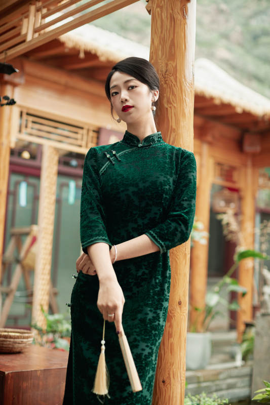 在中式庭院里身穿復(fù)古旗袍的亞洲女性