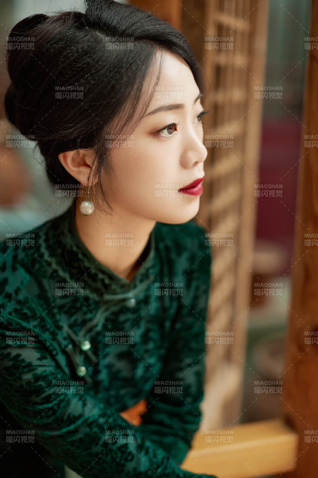 身穿旗袍在庭院散步的年轻美女