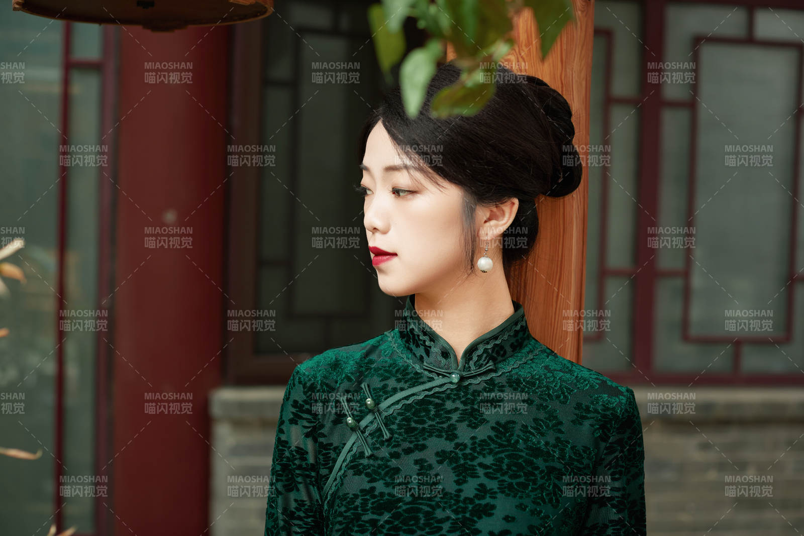 身穿旗袍在庭院散步的年轻美女