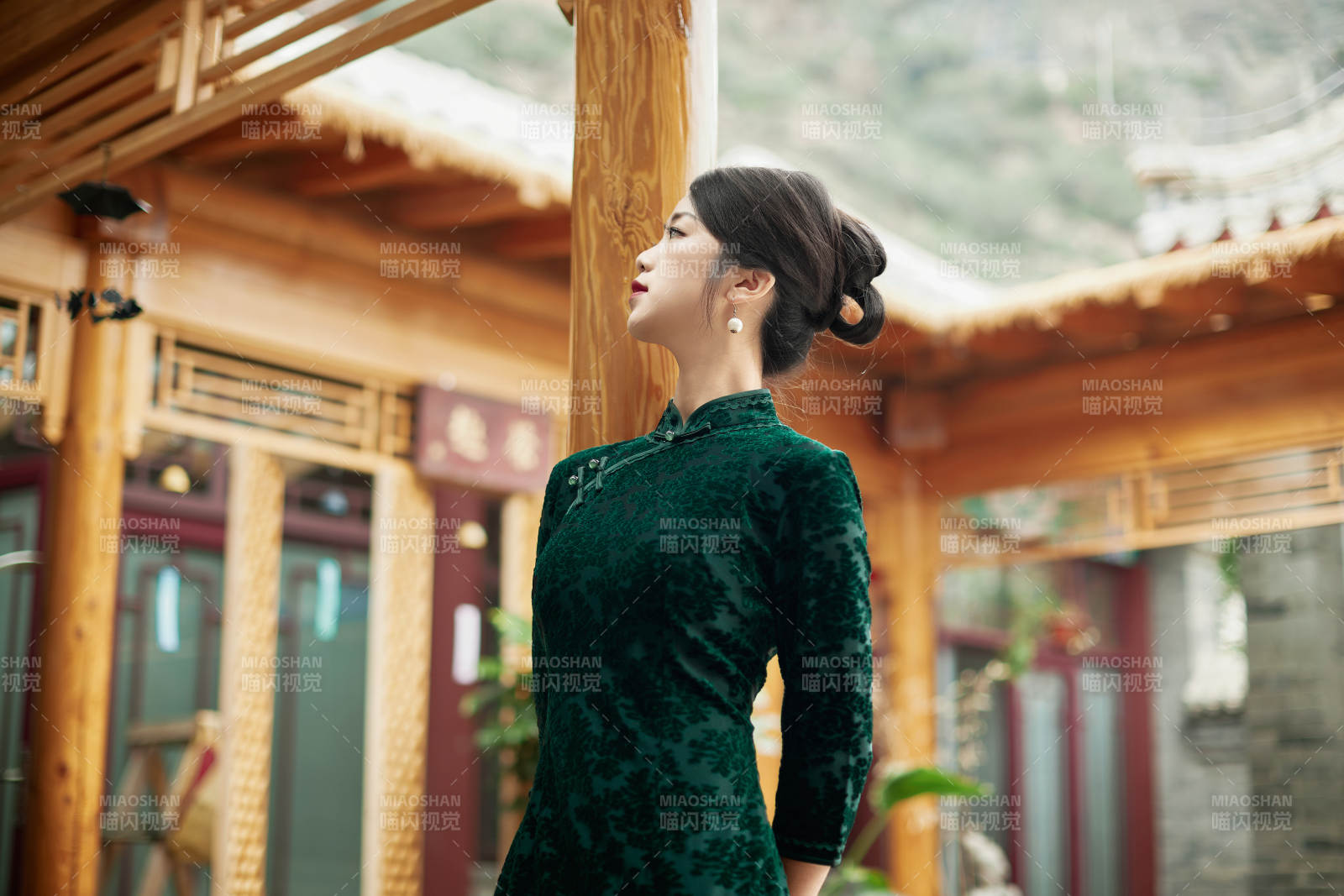 在中式庭院里身穿复古旗袍的亚洲女性