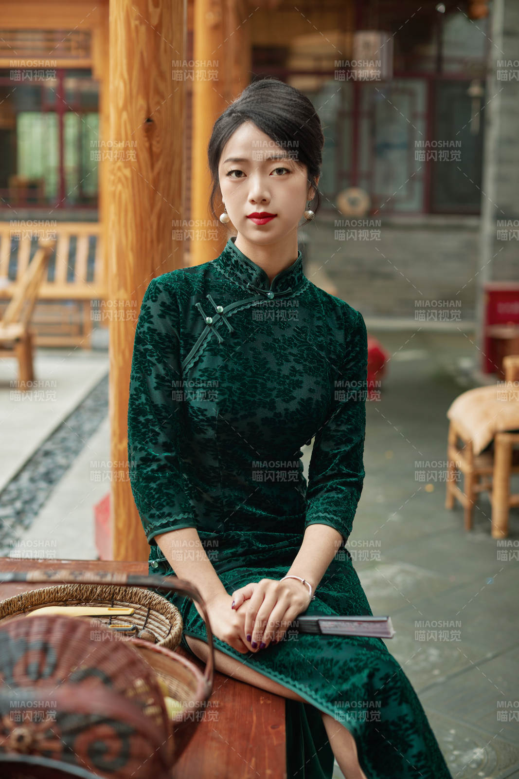 坐在中式庭院里身穿复古旗袍的亚洲女性