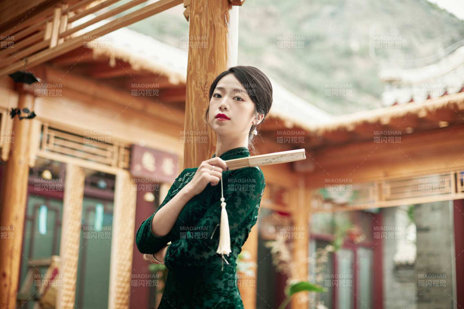 在中式庭院里身穿复古旗袍的亚洲女性