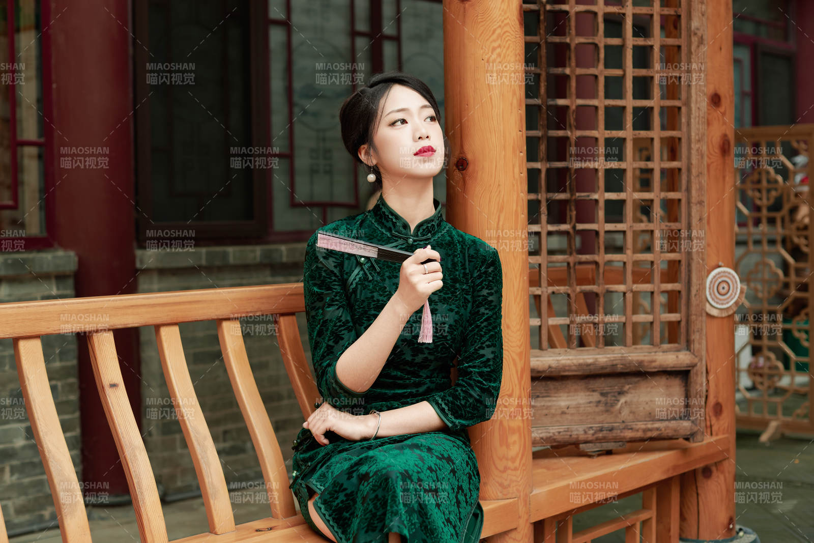 在中式庭院里身穿复古旗袍的亚洲女性