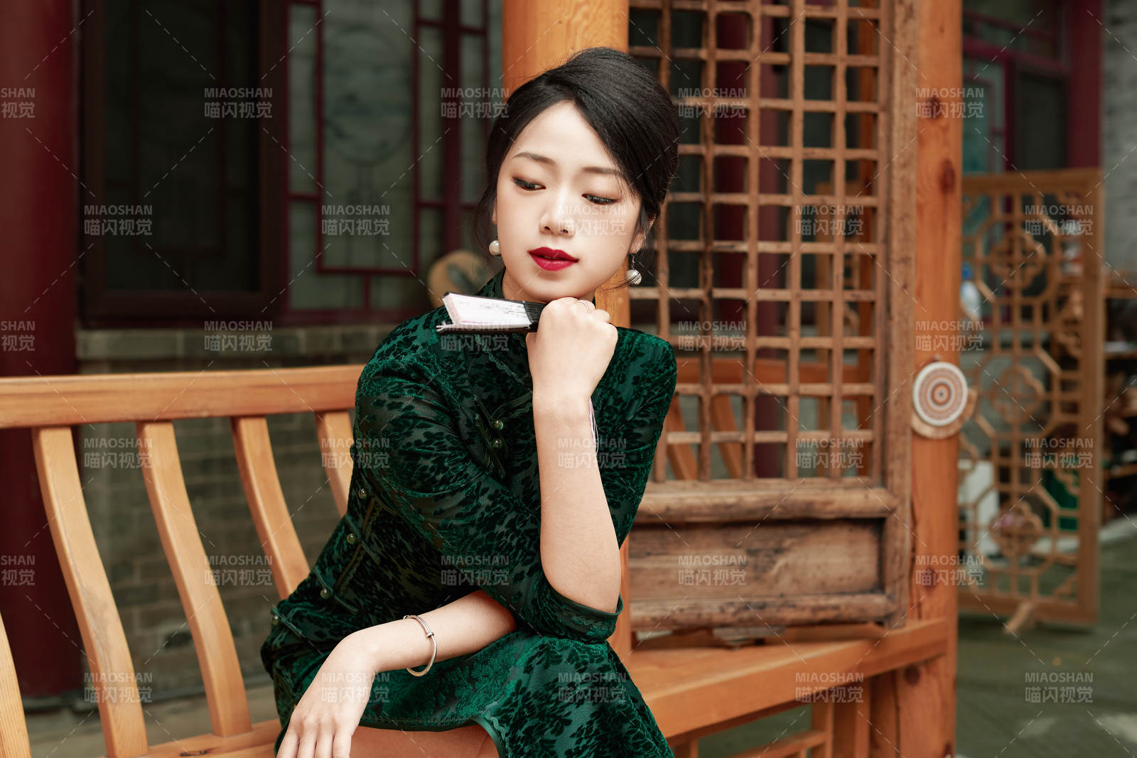 在中式庭院里身穿复古旗袍的亚洲女性