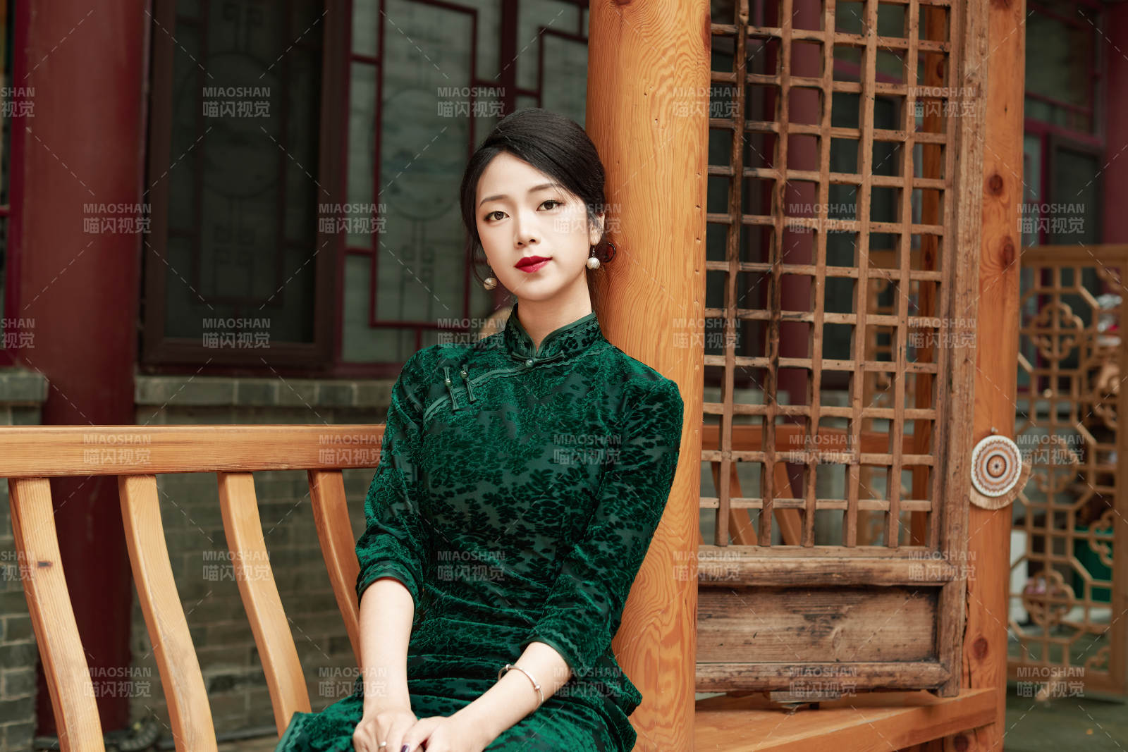 在中式庭院里身穿復古旗袍的亞洲女性