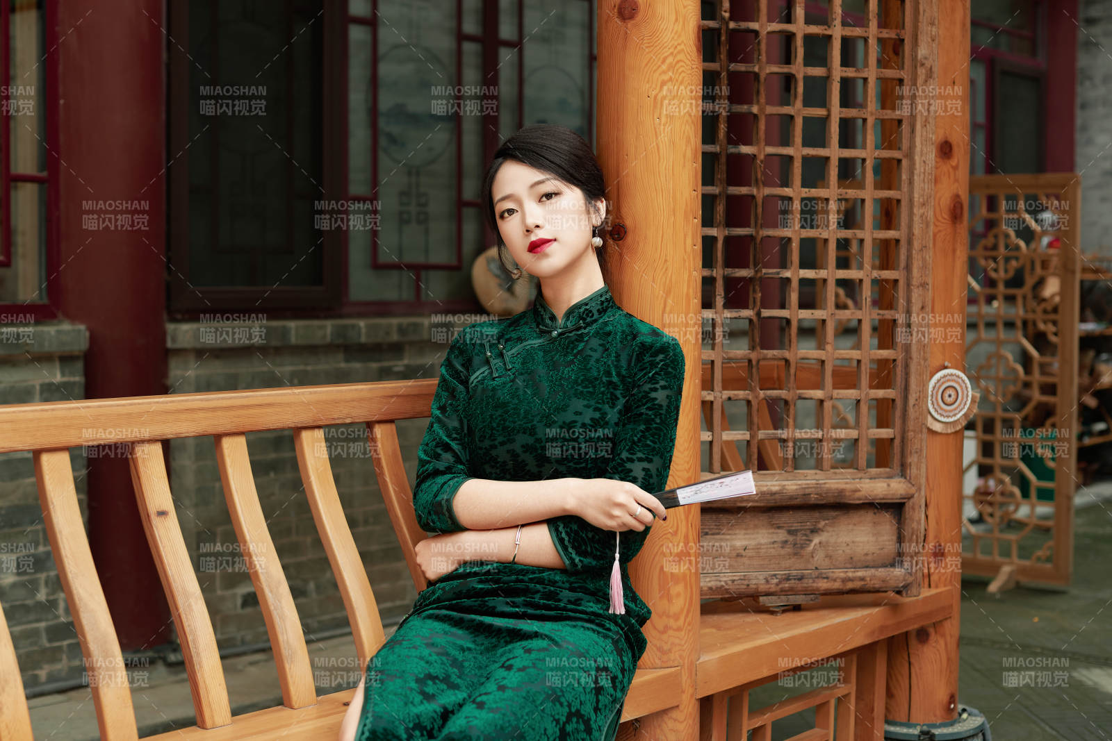 在中式庭院里身穿复古旗袍的亚洲女性