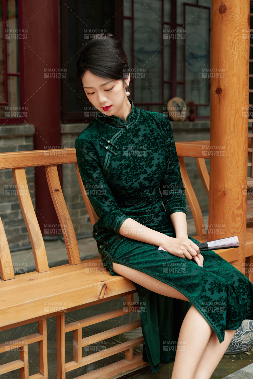 在中式庭院里身穿复古旗袍的亚洲女性