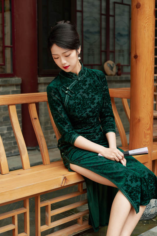 在中式庭院里身穿复古旗袍的亚洲女性