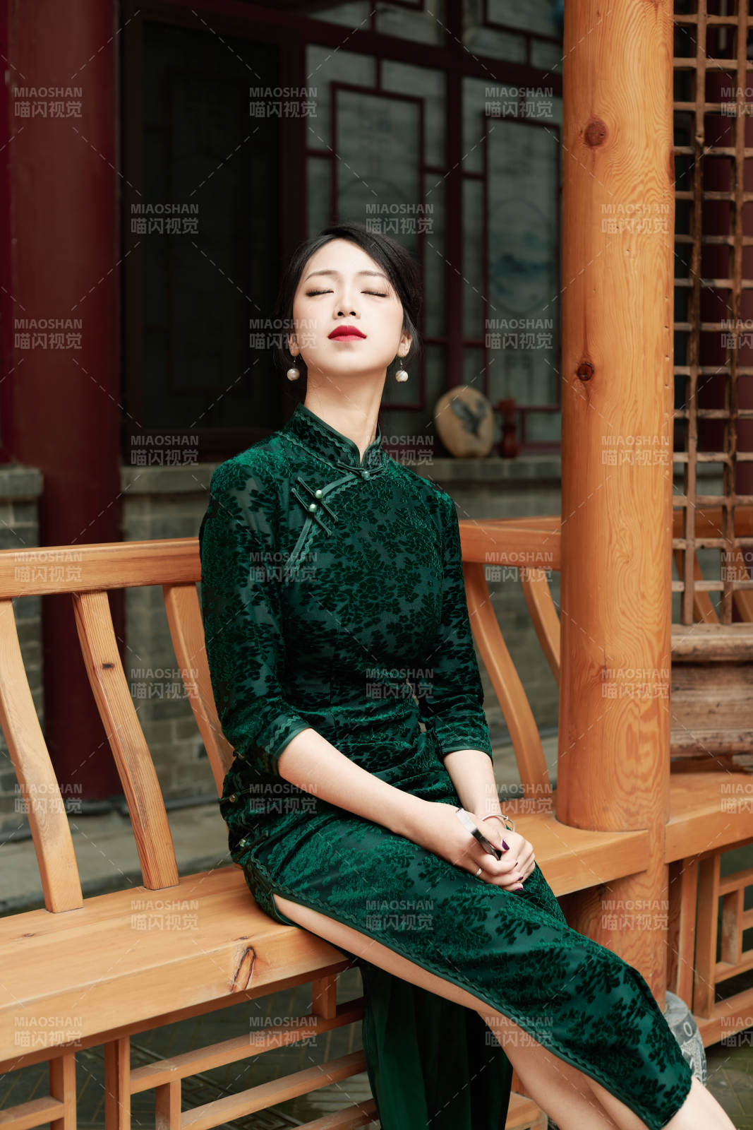 在中式庭院里身穿复古旗袍的亚洲女性