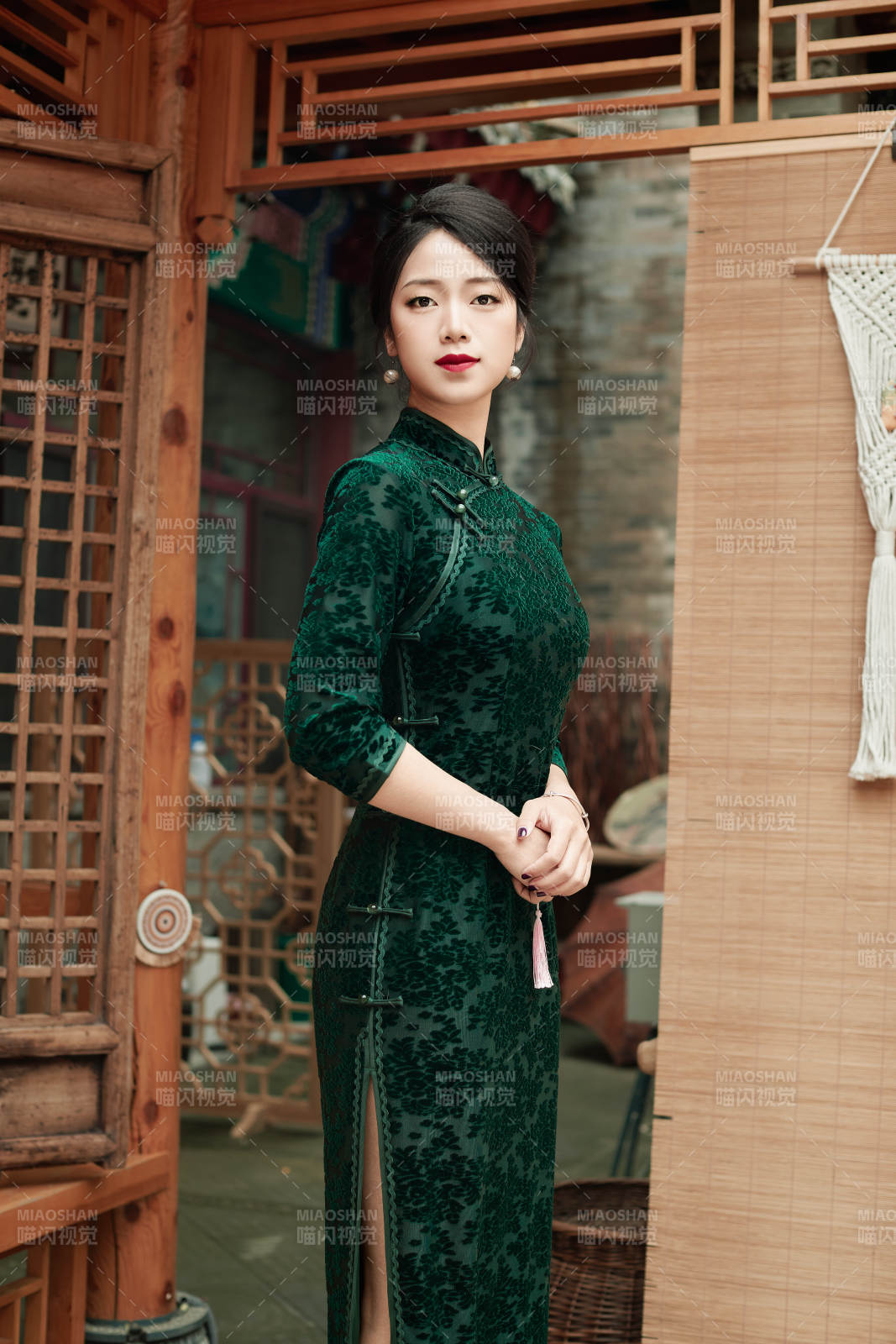 在中式庭院里身穿复古旗袍的亚洲女性