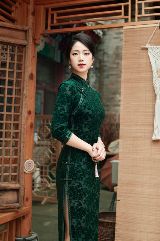 在中式庭院里身穿复古旗袍的亚洲女性