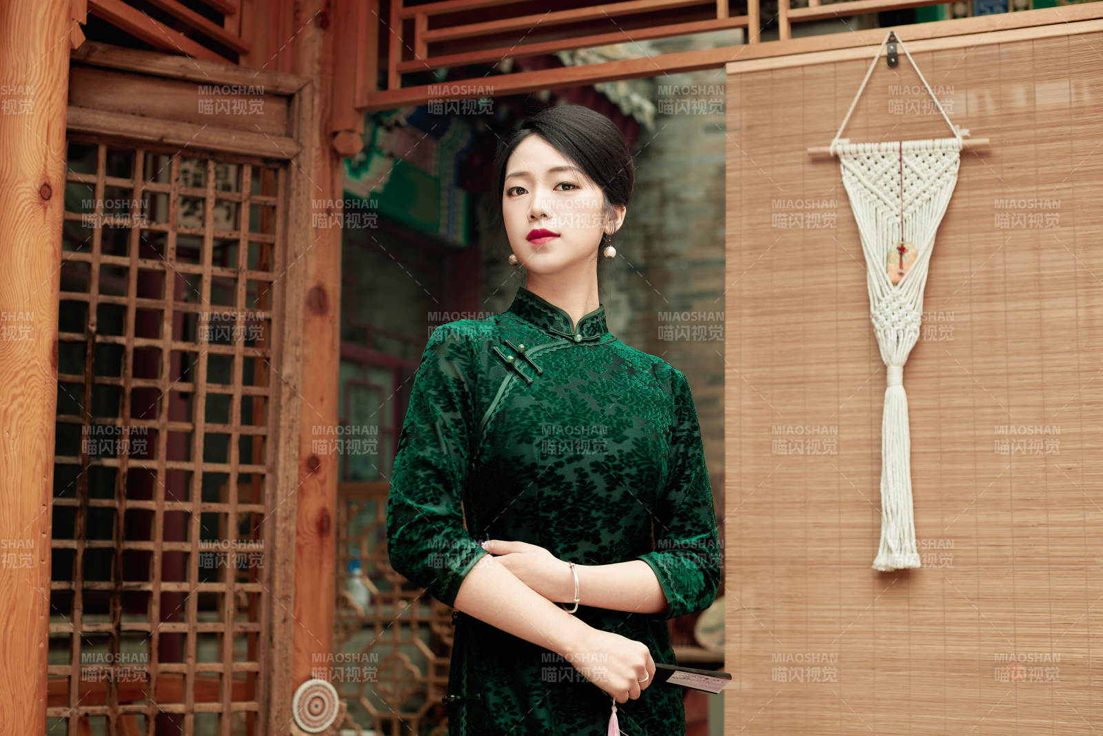 在中式庭院里身穿復(fù)古旗袍的亞洲女性