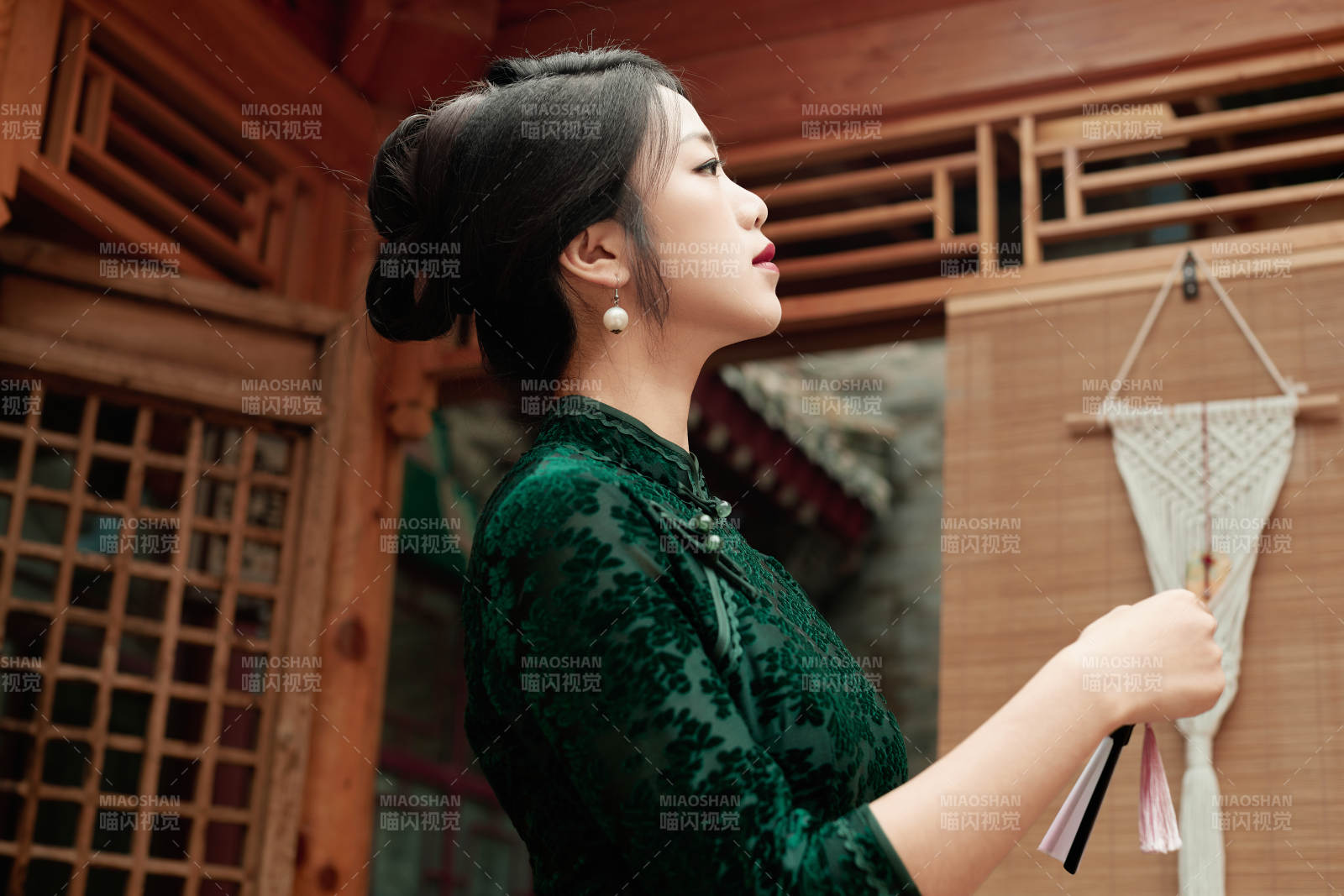 在中式庭院里身穿复古旗袍的亚洲女性