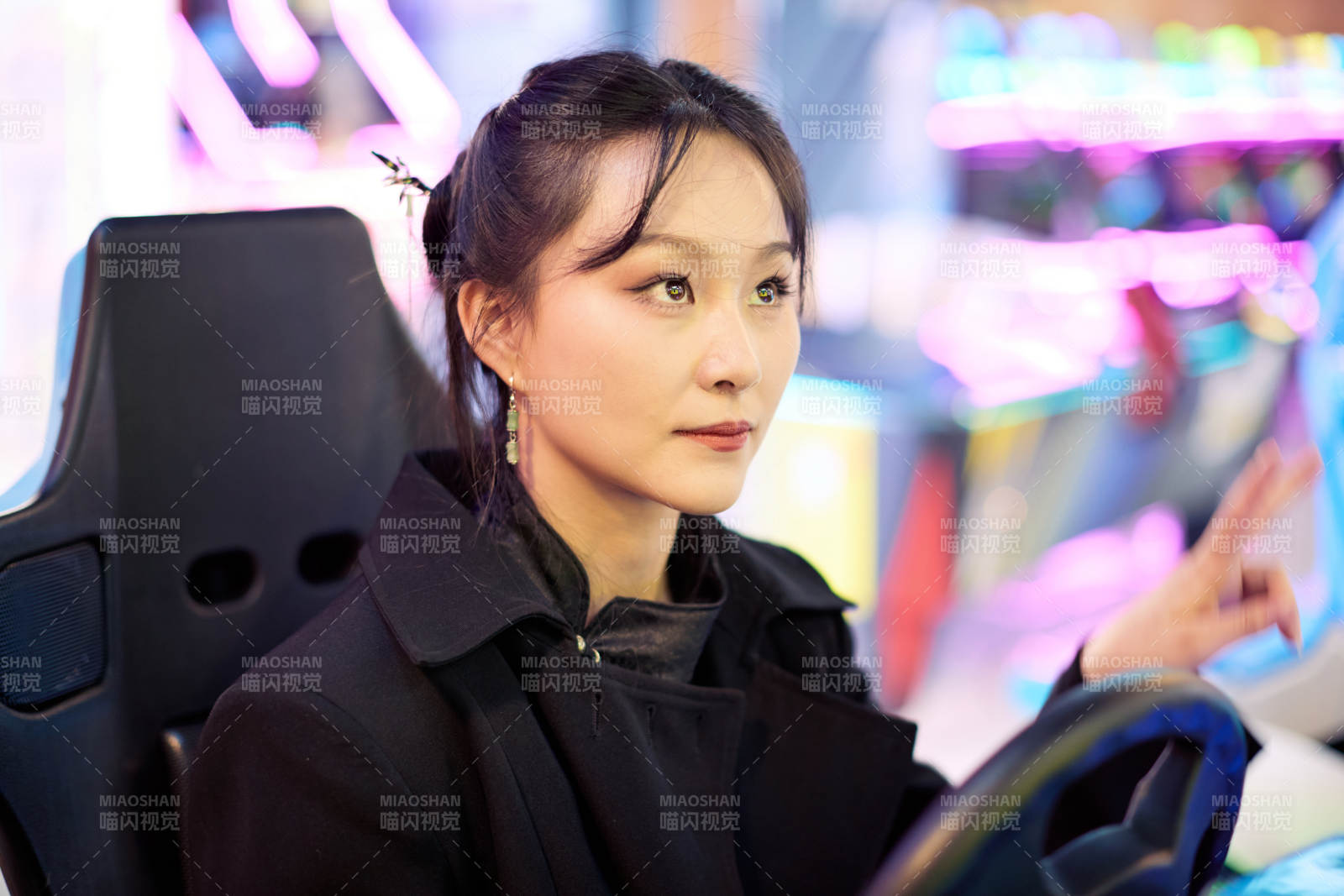 周末在电子游戏娱乐玩赛车游戏的美女