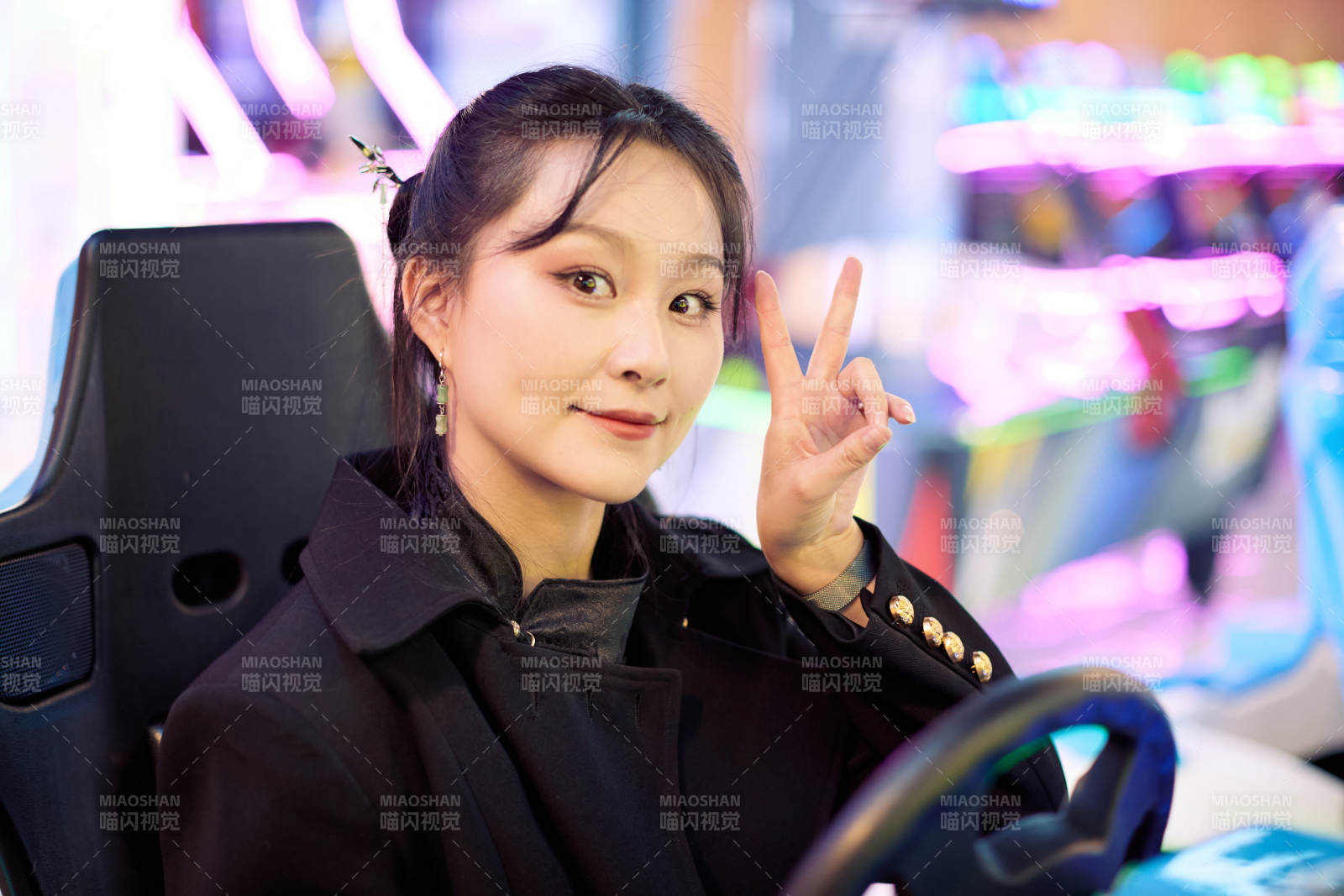 周末在电子游戏娱乐玩赛车游戏的美女