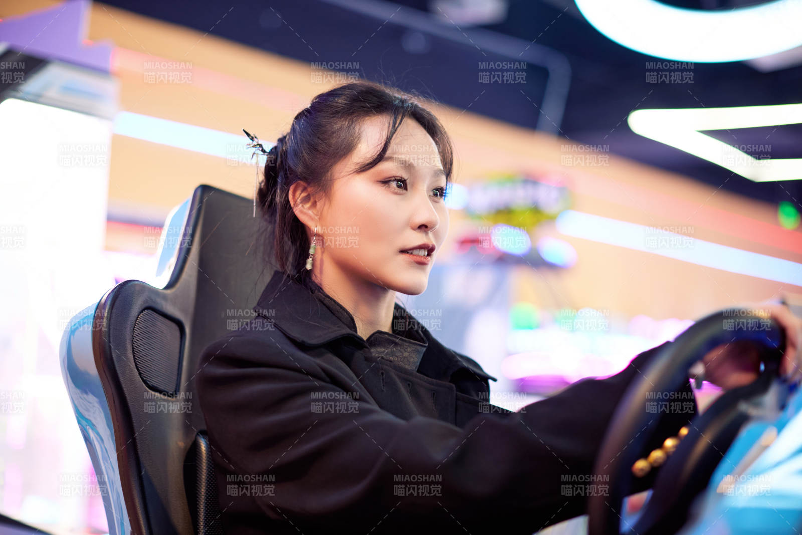 周末在电子游戏娱乐玩赛车游戏的美女