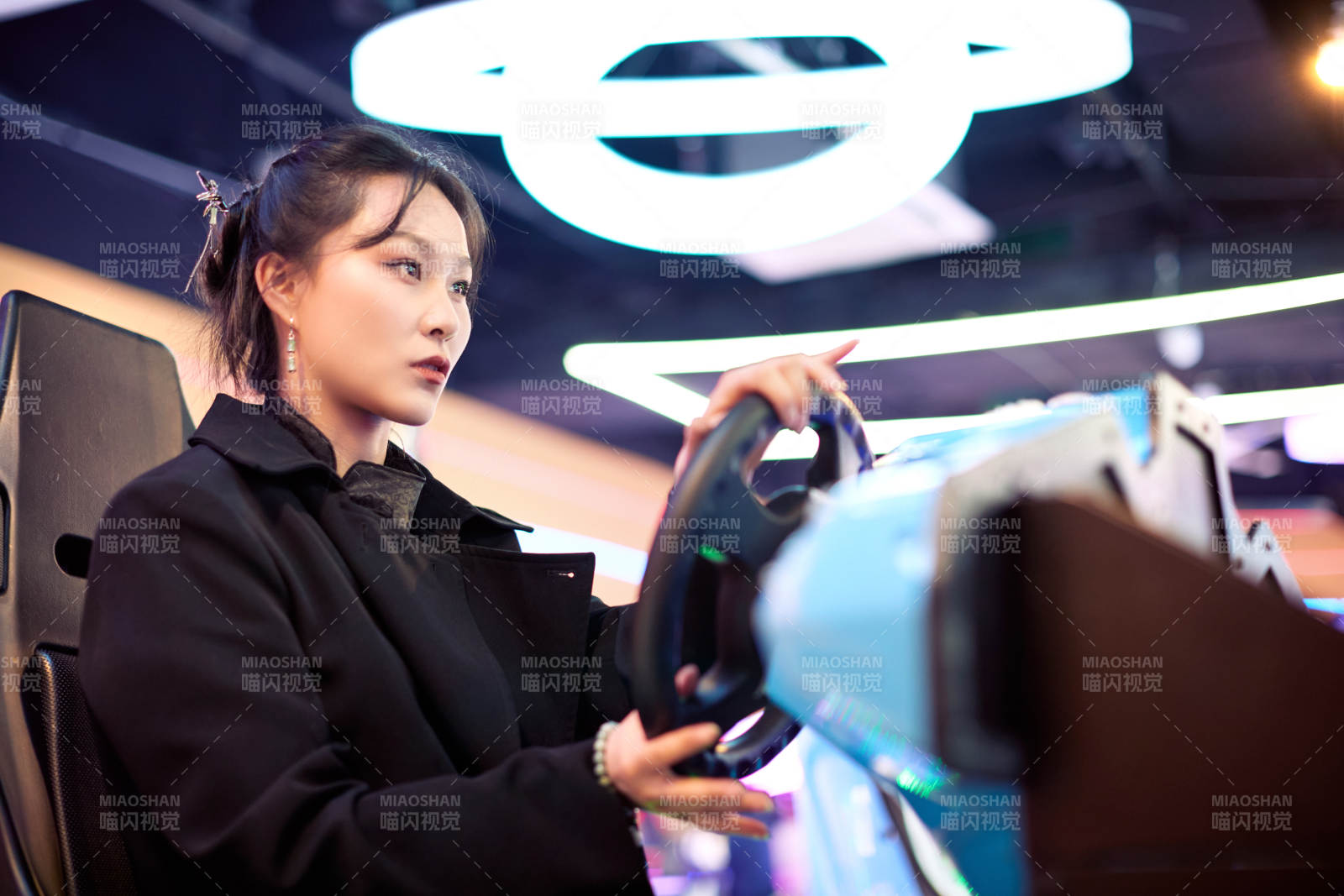 周末在电子游戏娱乐玩赛车游戏的美女