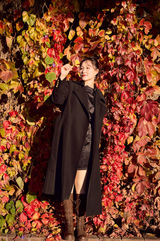 秋天在红叶遍布的河边拍照的亚洲女性