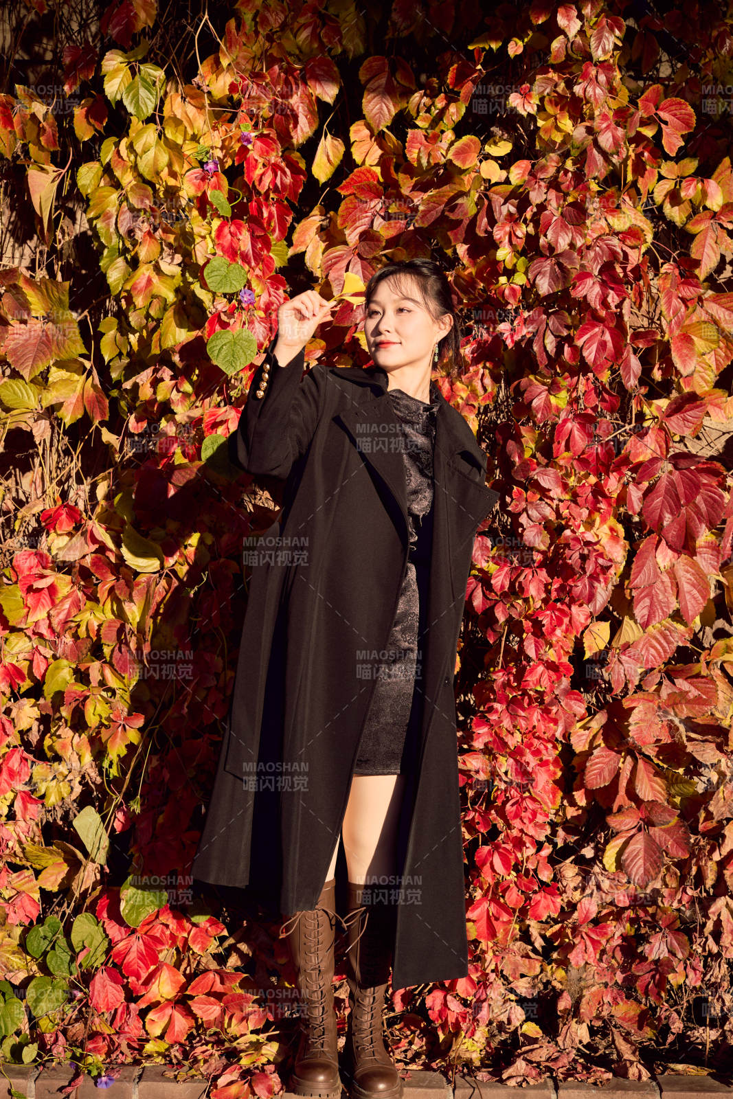 秋天在红叶遍布的河边拍照的亚洲女性