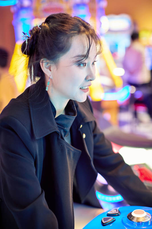 周末在电子游戏娱乐城玩摩托车游戏的美女