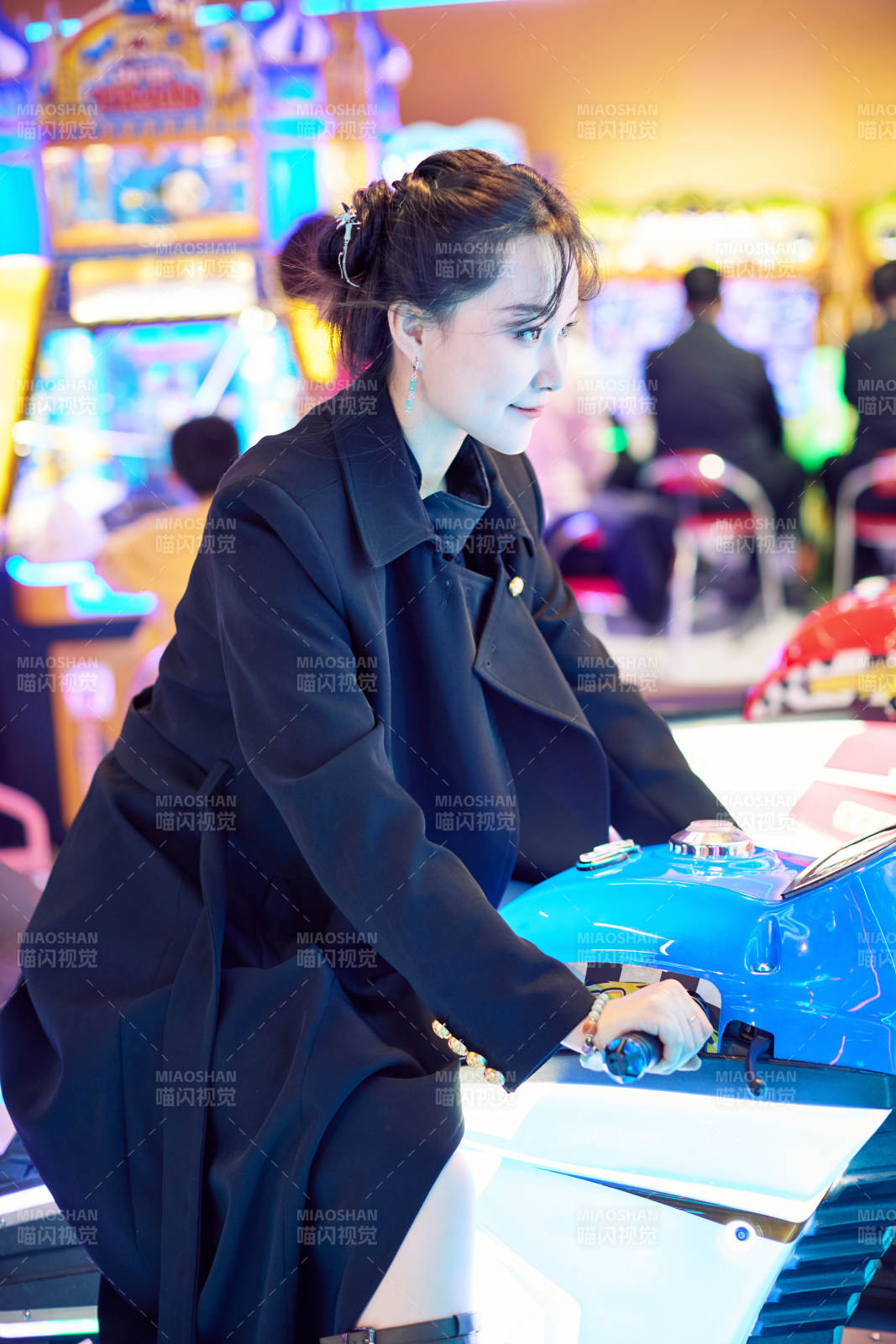 周末在電子游戲娛樂城玩摩托車游戲的美女