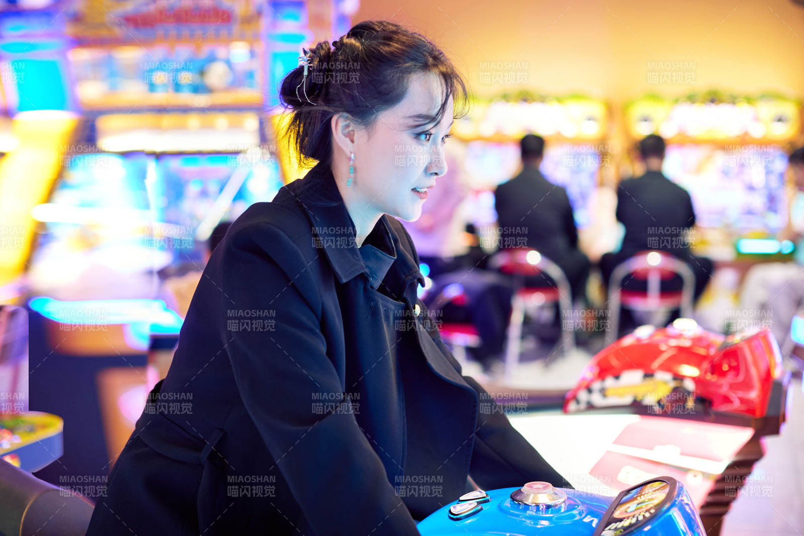 周末在电子游戏娱乐城玩摩托车游戏的美女