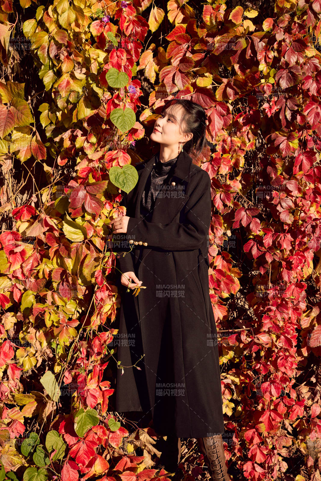 秋天在红叶遍布的河边拍照的亚洲女性