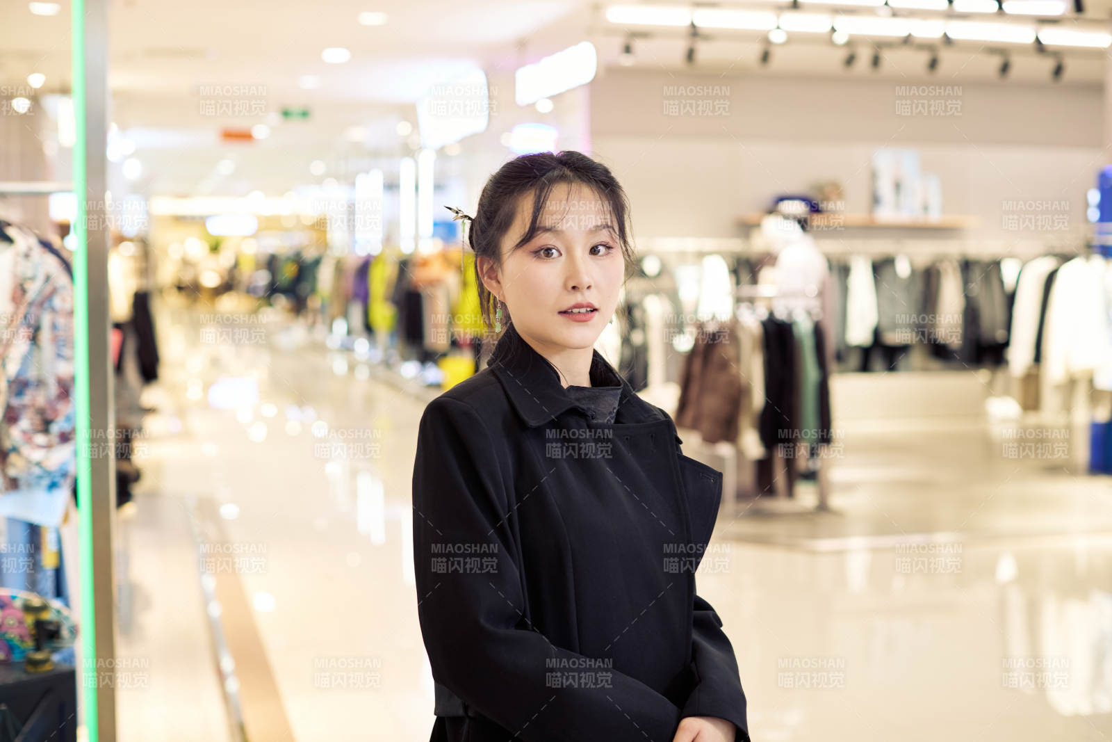 周末逛商场服装区的美女