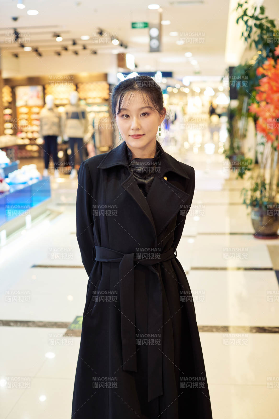 周末逛商场服装区的美女