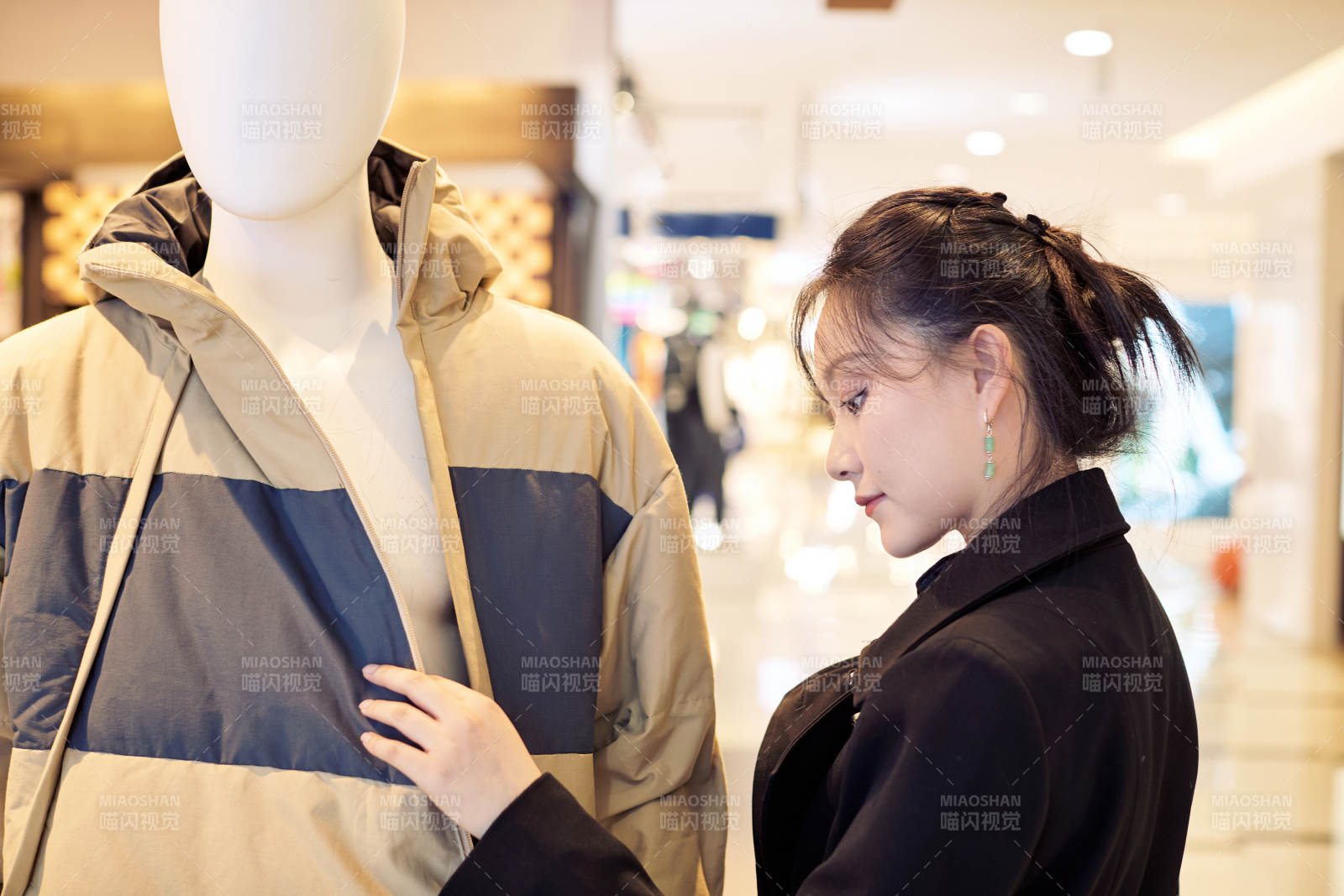 周末逛商场服装区的美女