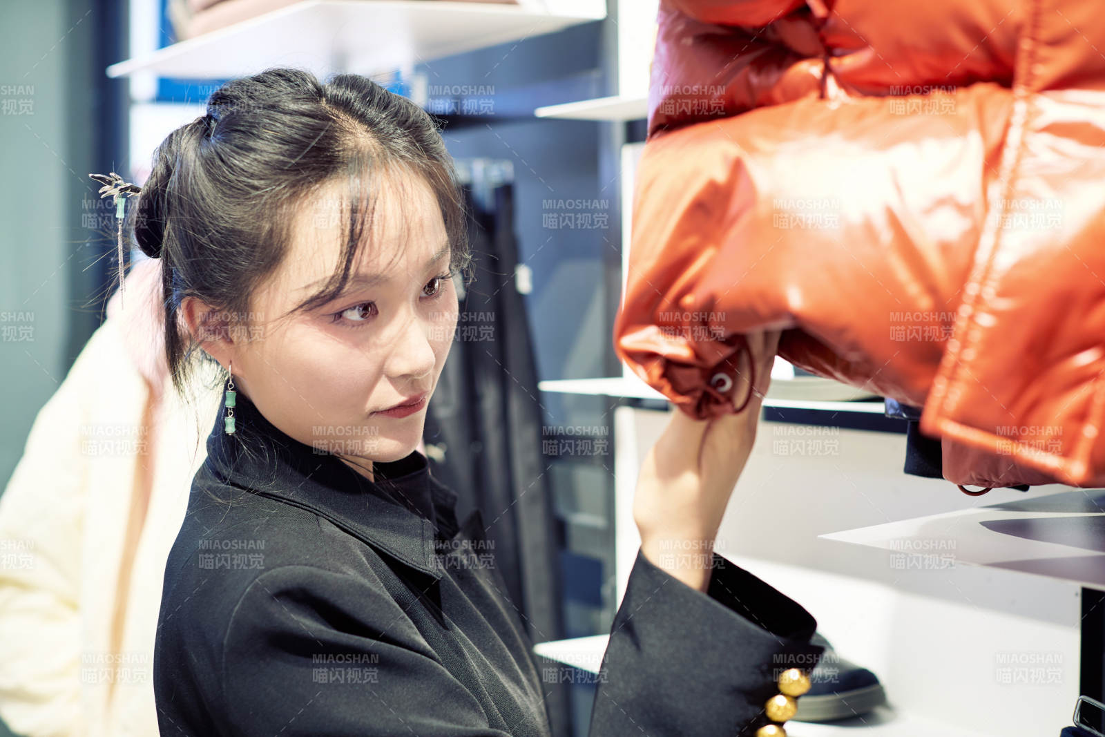 周末逛商场服装区的美女