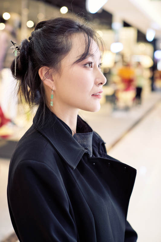 周末逛商场服装区的美女