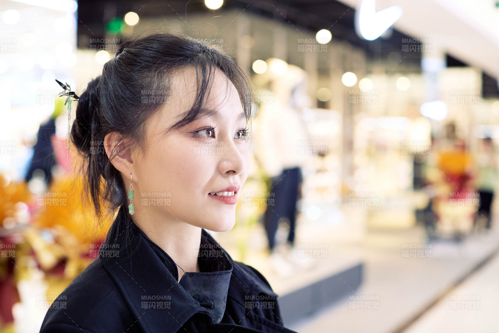 周末逛商场服装区的美女