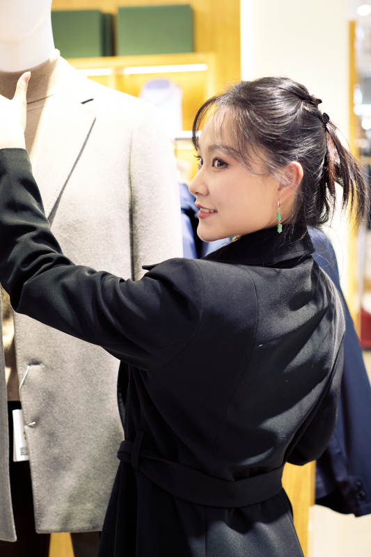 周末逛商场服装区的美女