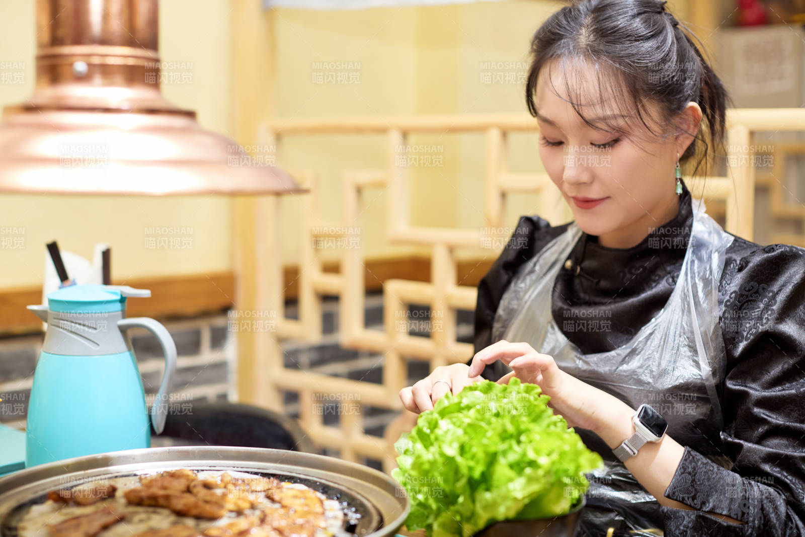 在韩式烤肉店享受美食的亚洲美女