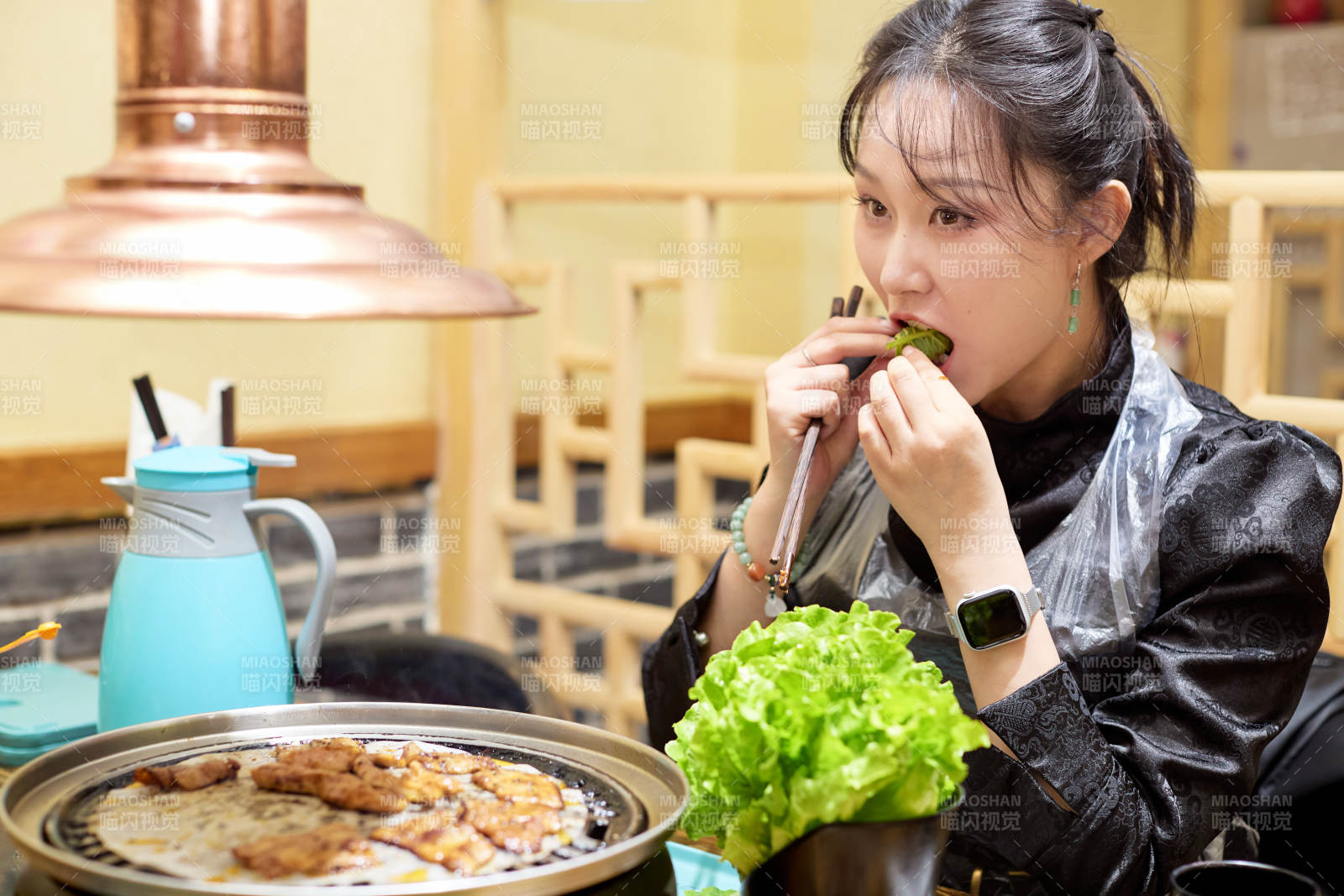 在韩式烤肉店享受美食的亚洲美女