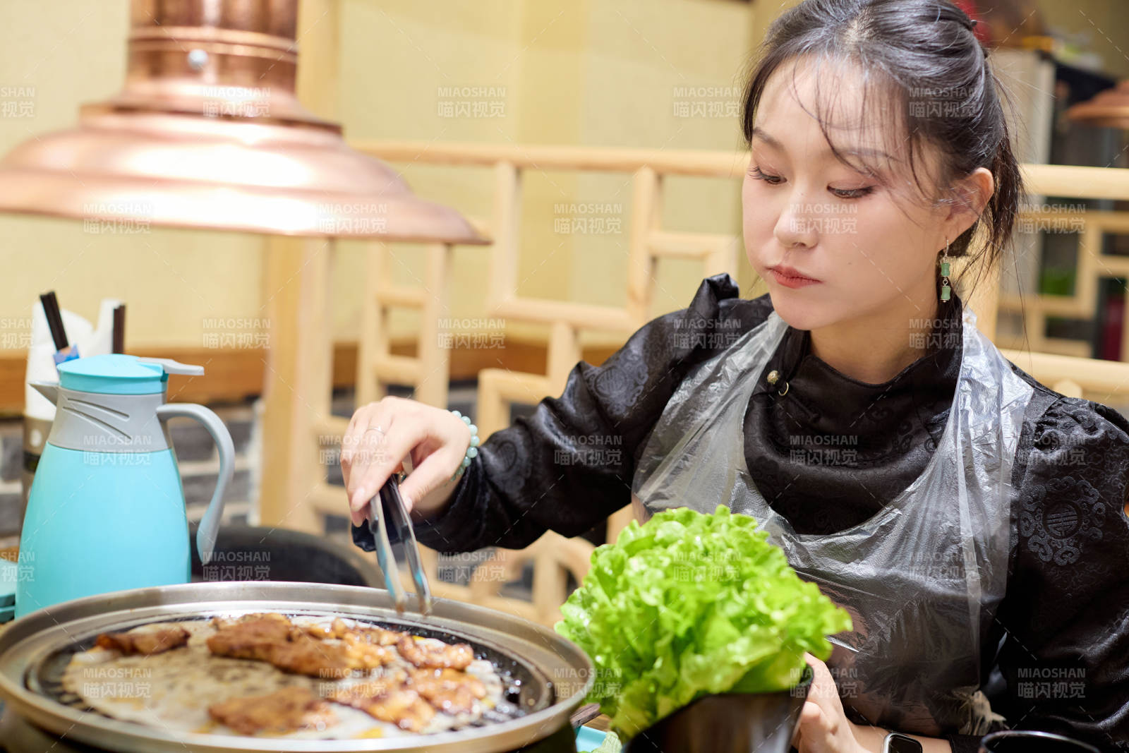 在韩式烤肉店享受美食的亚洲美女