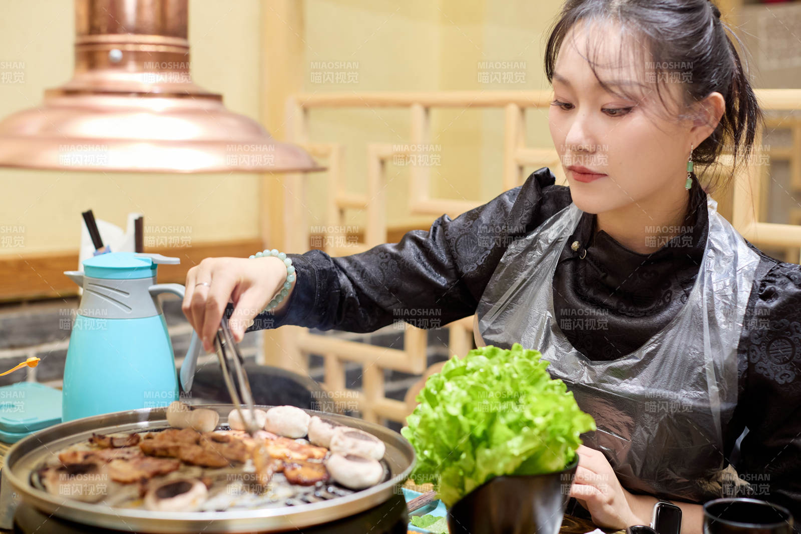 在韩式烤肉店享受美食的亚洲美女