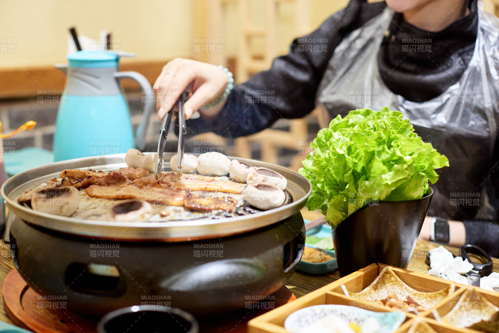 在韩式烤肉店享受美食的亚洲美女