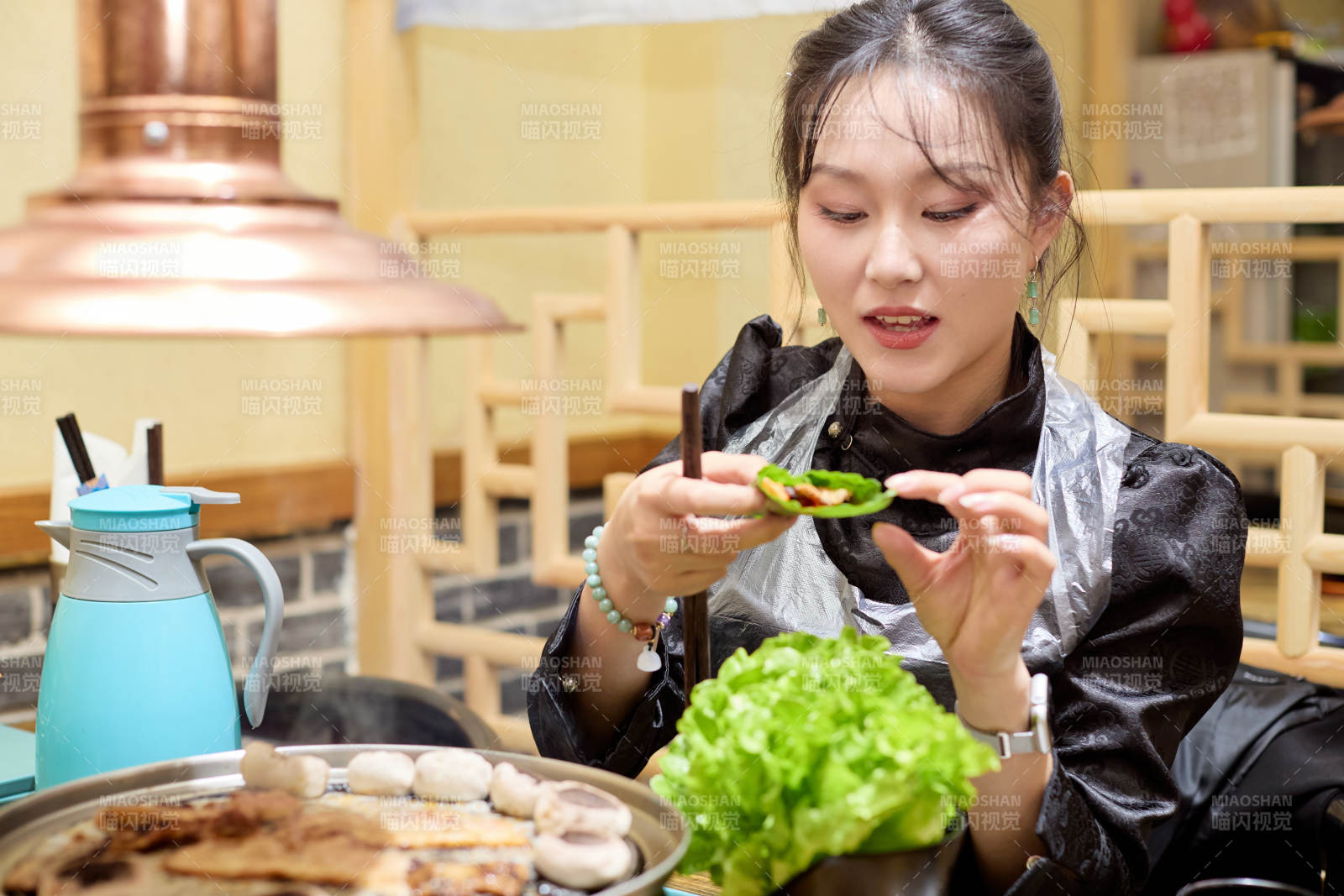 在韩式烤肉店享受美食的亚洲美女