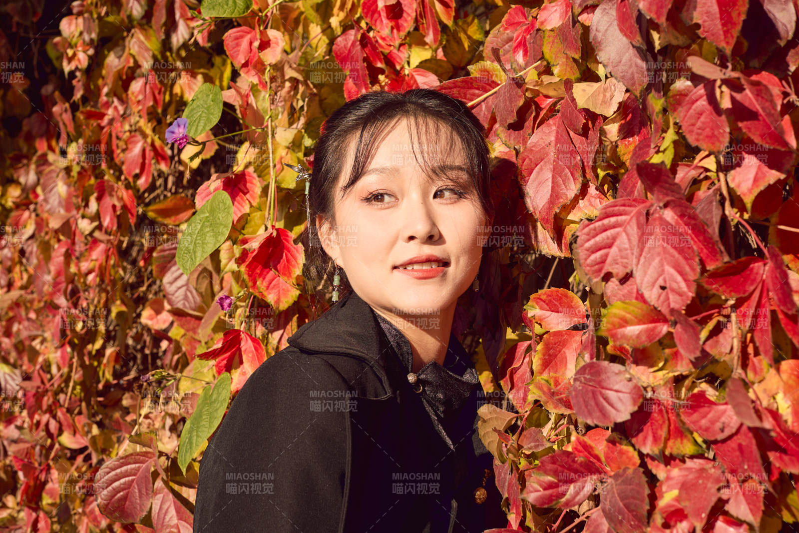 秋天在红叶遍布的河边拍照的亚洲女性