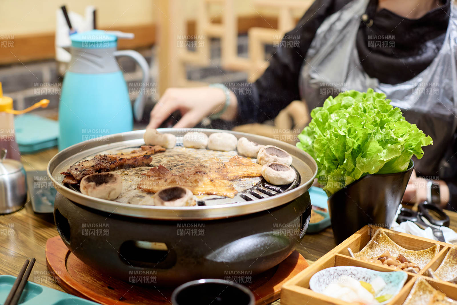 在韩式烤肉店享受美食的亚洲美女
