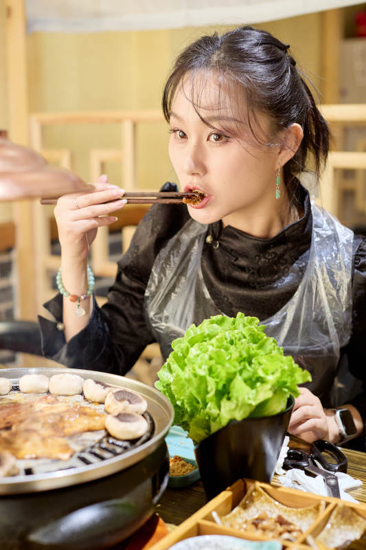 在韩式烤肉店享受美食的亚洲美女