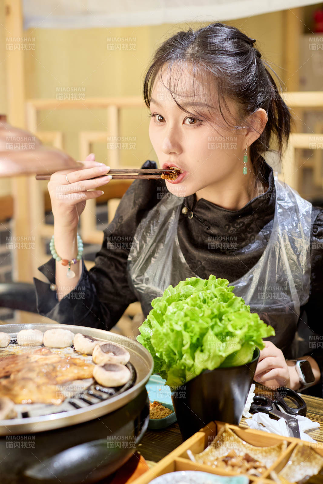 在韩式烤肉店享受美食的亚洲美女